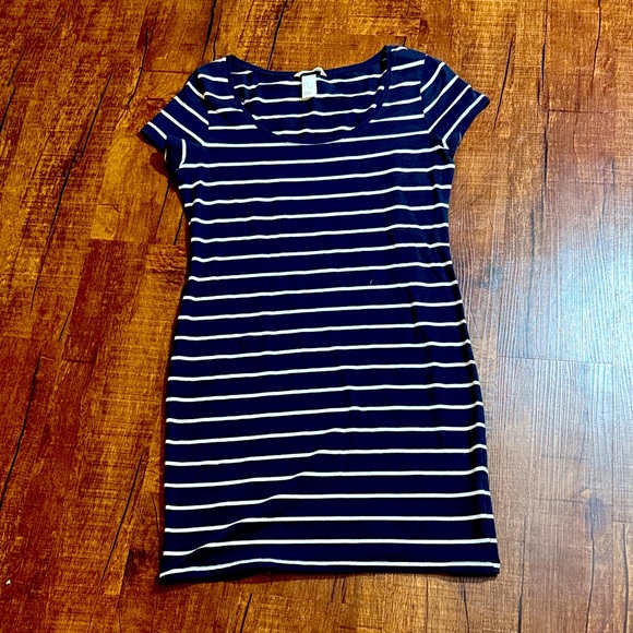 H&M Dresses & Skirts - H&M black and white striped dress.